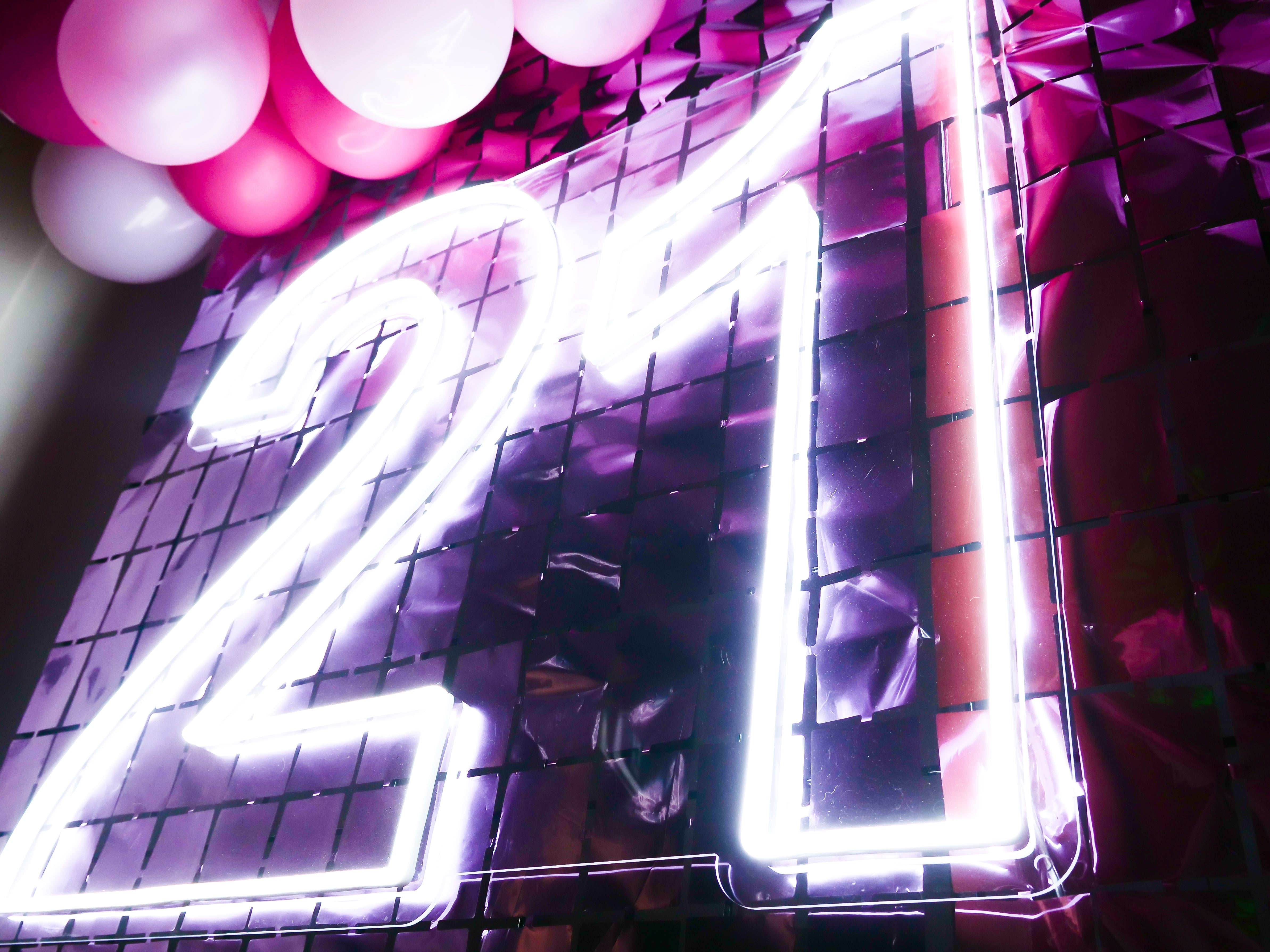 Rental: Stunning Neon 21st Birthday Sign Sohi NZ 